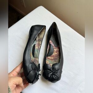 b.o.c. Black Leather Floral-Insole Ballet Flats with Knotted Toe Size 6